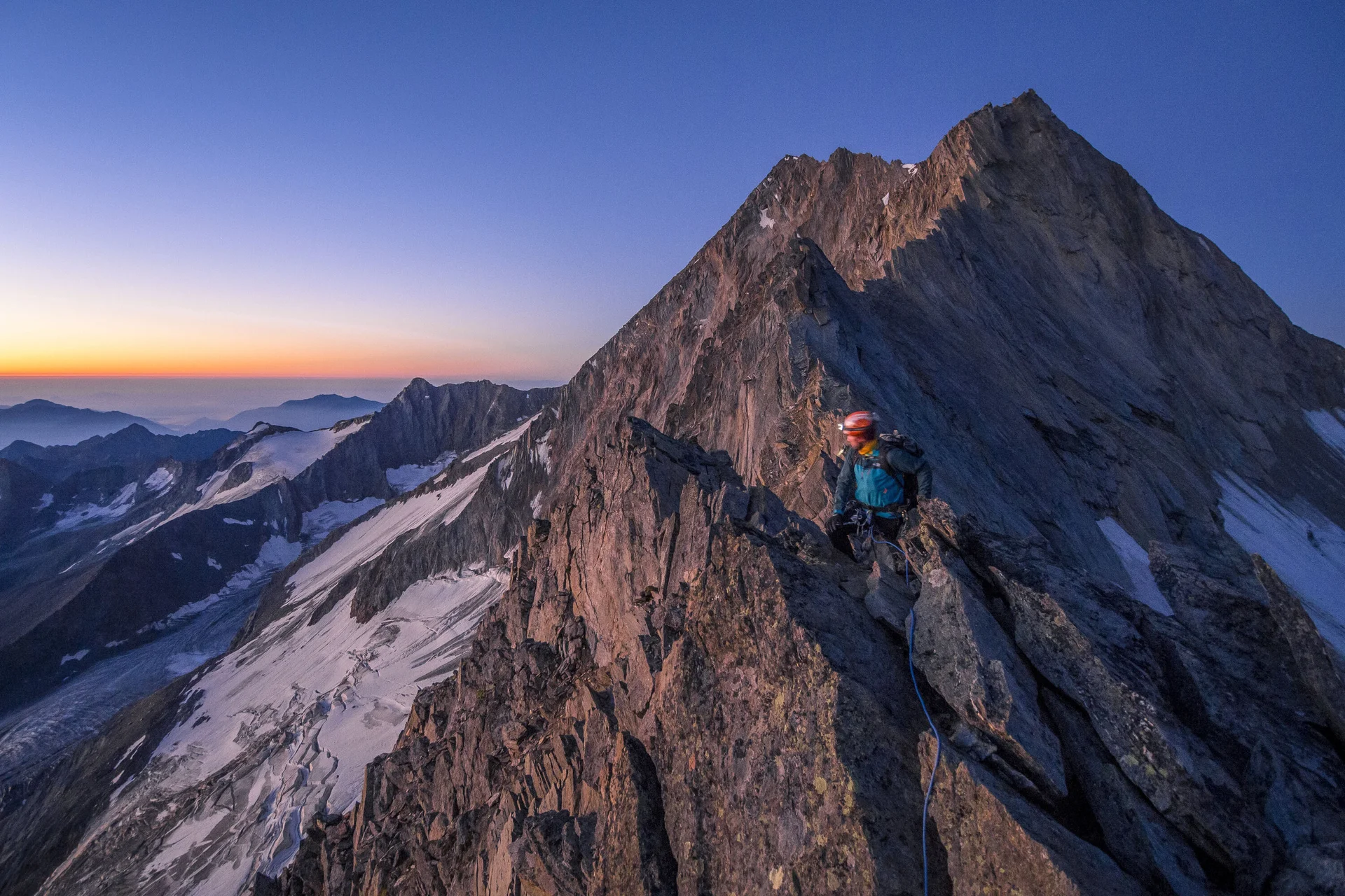 Sonnenaufgang zwischen verschneiten Berggipfeln | © DAV/Silvan Metz