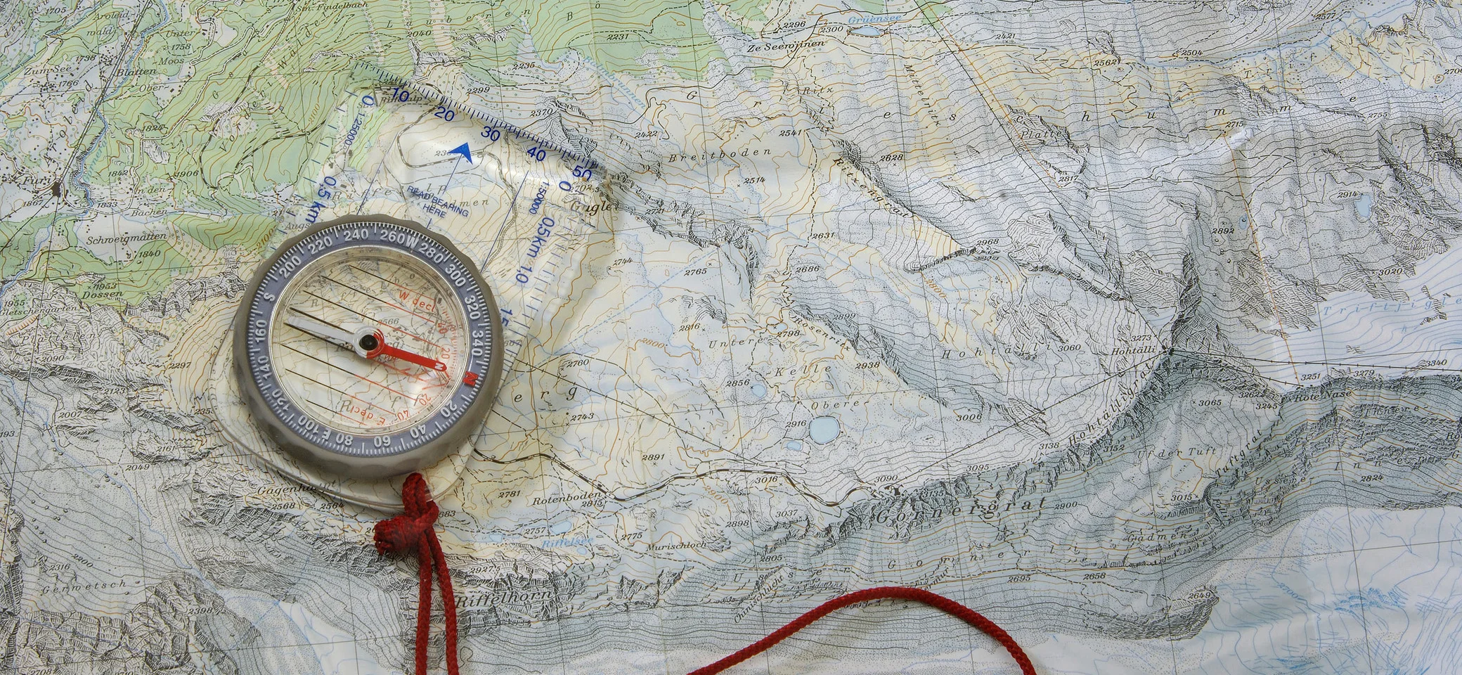 Kompass mit Karte | © Clouseu - stock.adobe.com