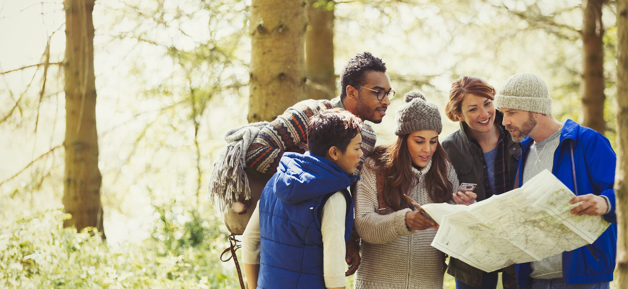 Wandergruppe mit Karte | © KOTO – stock.adobe.com