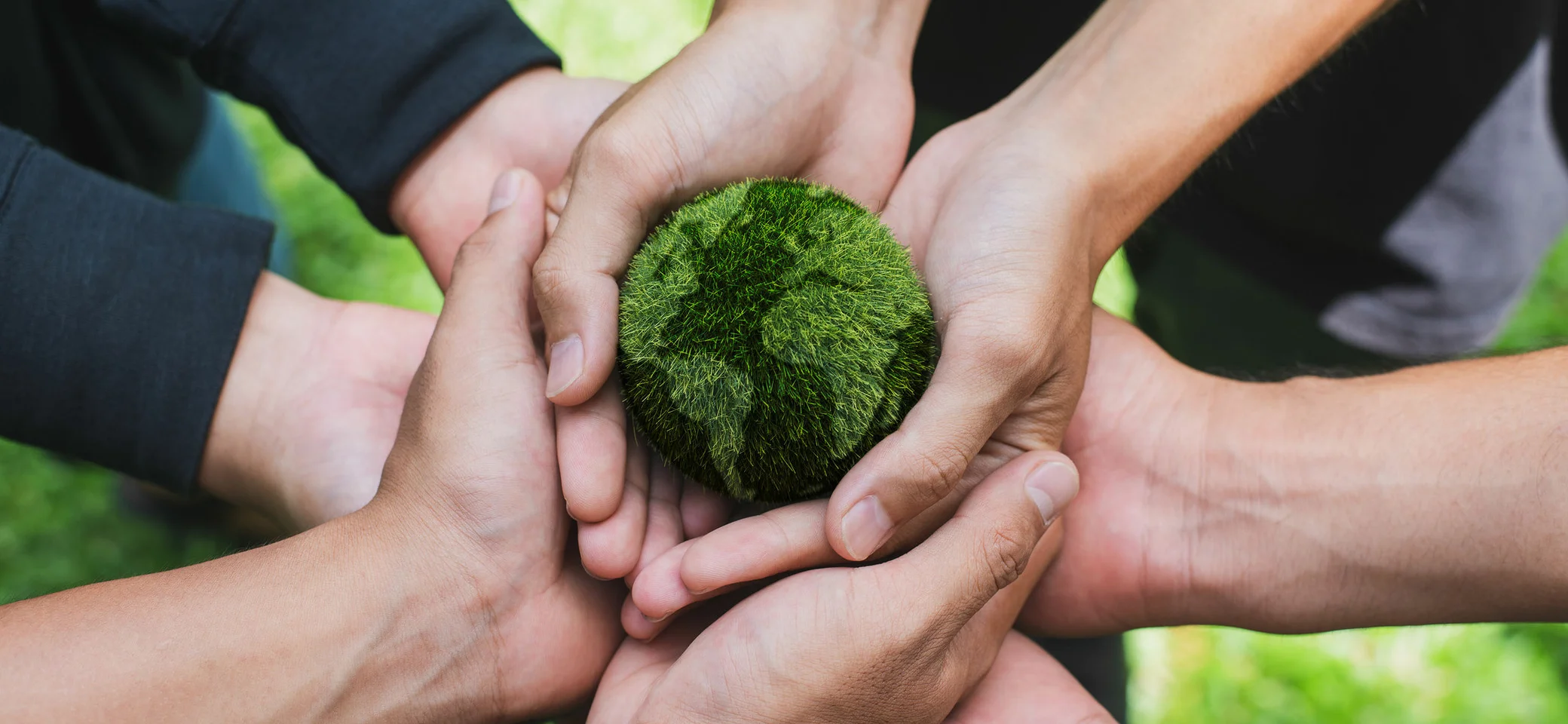 Hände, die Erde auf halten | © OMEGA - stock.adobe.com
