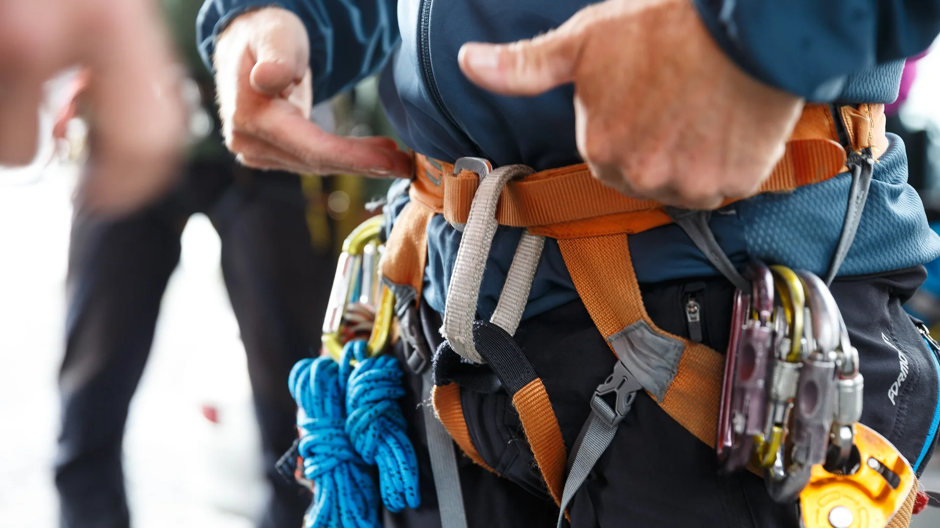 Ein Mann hat einen Klettergurt mit Karabinern um | © DAV/Marco Kost