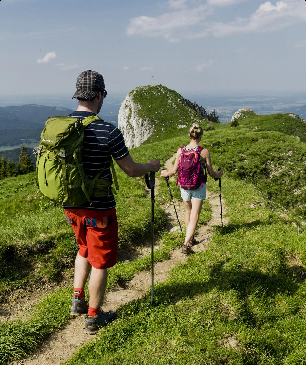 Zwei Wanderer auf den grünen Berghängen der Chiemgauer Alpen | © DAV/Hans Herbig