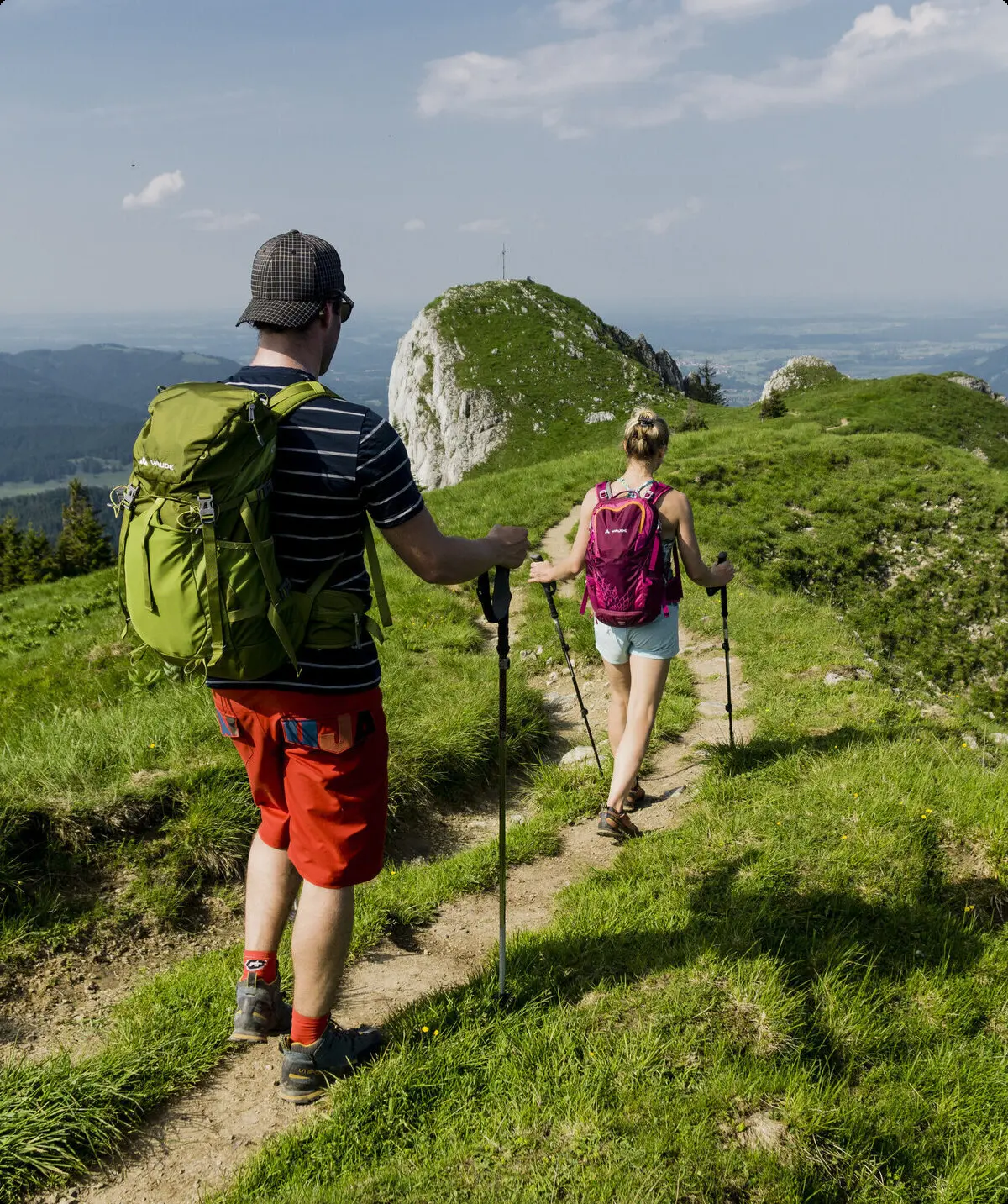 Zwei Wanderer auf den grünen Berghängen der Chiemgauer Alpen | © DAV/Hans Herbig