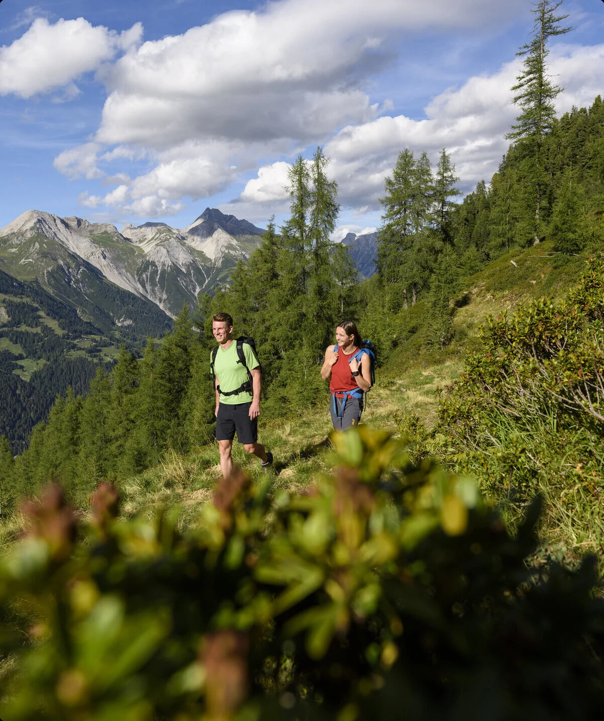Zwei Wanderer auf einer Frühlingsbergtour | © DAV/Wolfgang Ehn