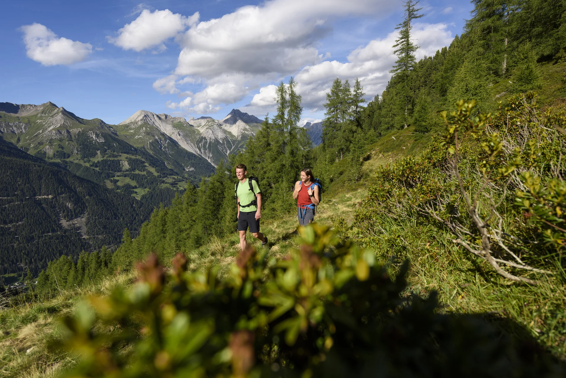 Zwei Wanderer auf einer Frühlingsbergtour | © DAV/Wolfgang Ehn